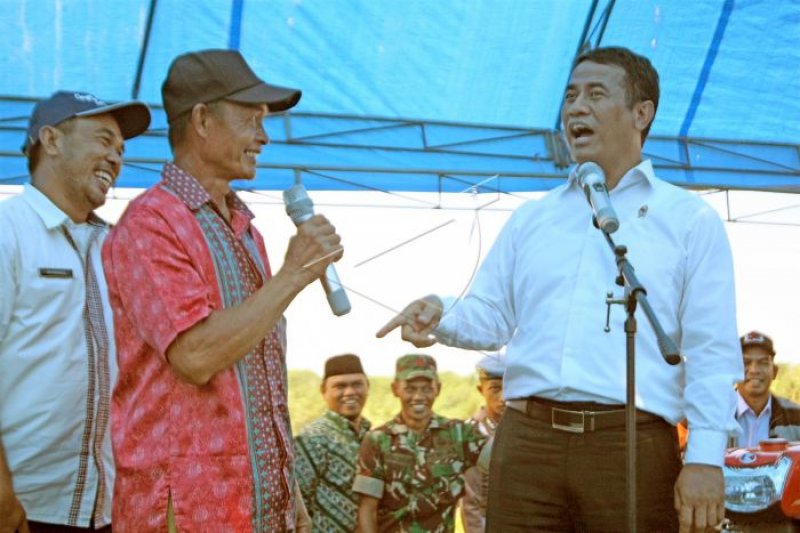 Mentan Beri Bantuan Petani Bombana