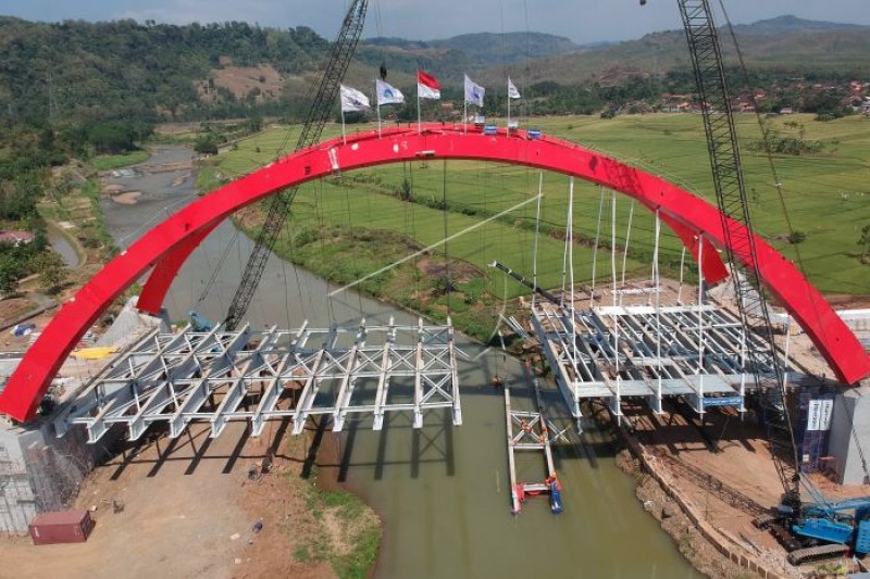 Penyangga lantai Jembatan Kalikuto jatuh Foto ANTARA Jateng