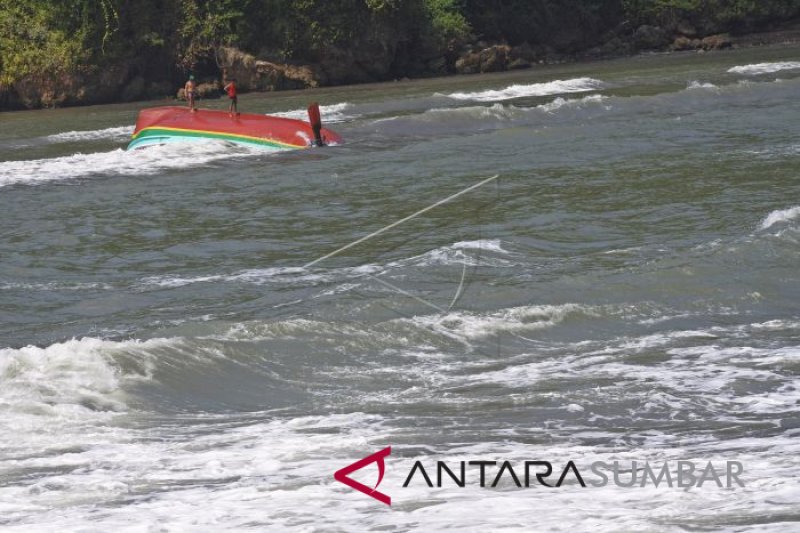 PERAHU NELAYAN DIHANTAM OMBAK