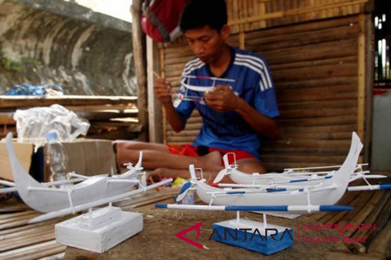 Perajin miniatur perahu Sandeq