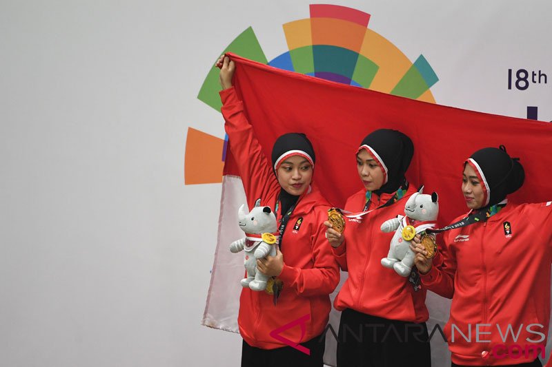 Medali Emas Pencak Silat Seni Beregu Putri Indonesia
