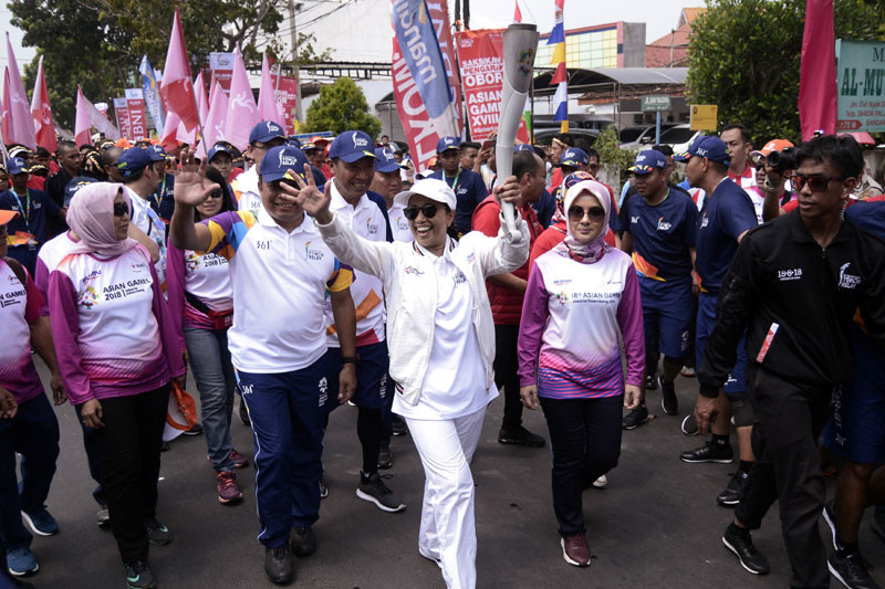 Menteri Rini berswafoto bersama warga Lampung