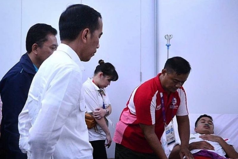 Jokowi jenguk Anthony Ginting di Istora