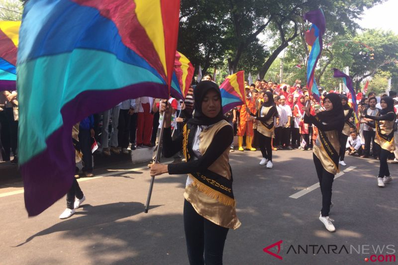 Ratusan warga padati rute pawai obor Asian Games di Pasar Minggu