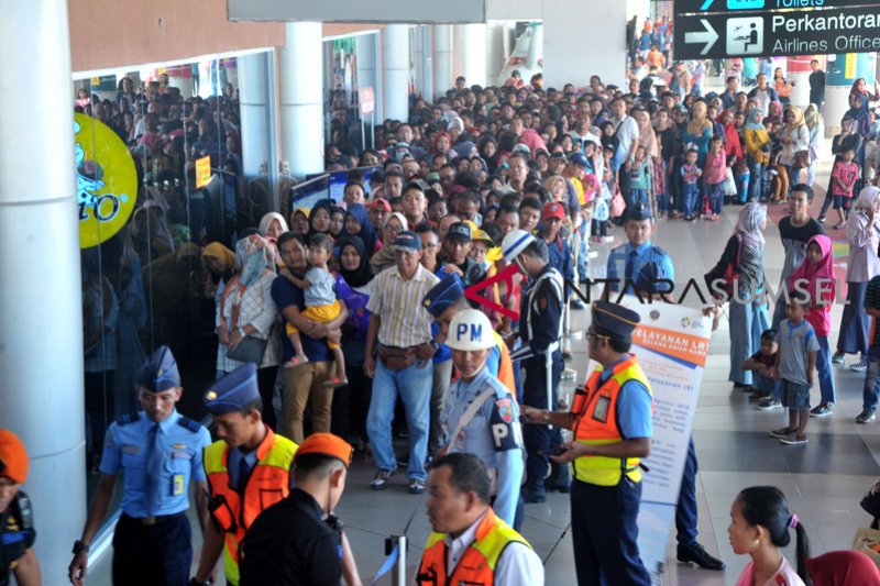 Warga antre naik LRT di bandara