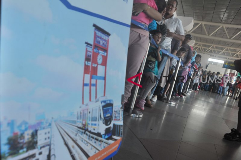 Ratusan warga antri naik LRT di Bandara