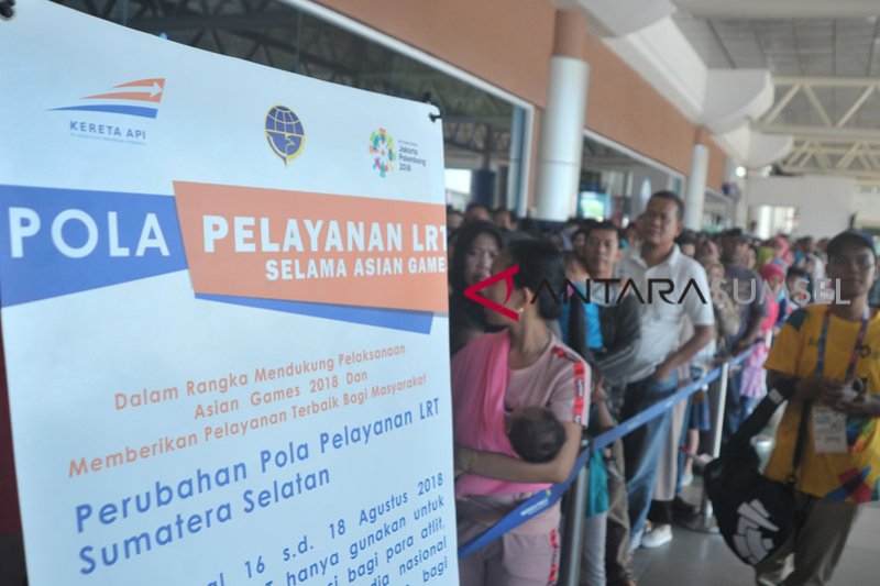 Ratusan warga antri naik LRT di Bandara