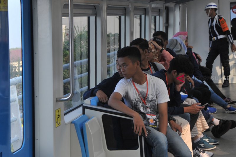 BUMN Hadir- Peserta SMN menjajal LRT Palembang