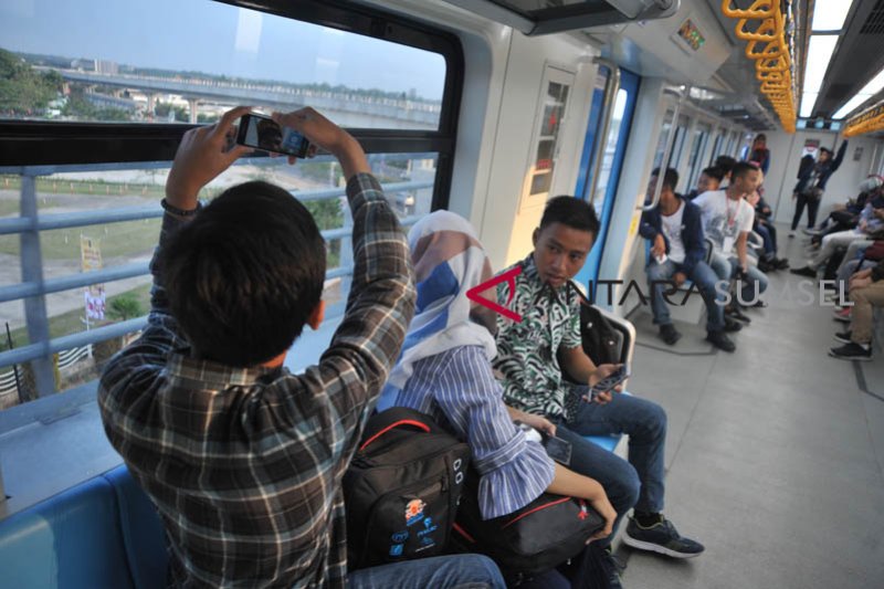 BUMN Hadir- Peserta SMN menjajal LRT Palembang