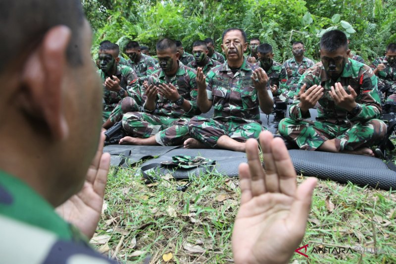 TNI AD BERDOA UNTUK LOMBOK