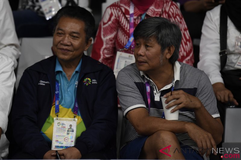 Duel ganda putra Indonesia, pelatih nonton dari tribun sambil ngopi