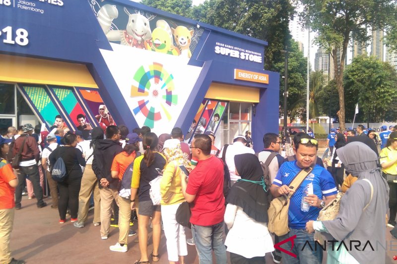 Pengunjung mengular padati gerai resmi merchandise Asian Games
