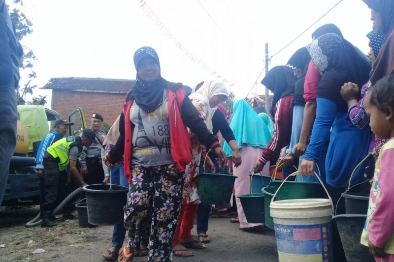 Warga antre air bersih di Babakan Garut