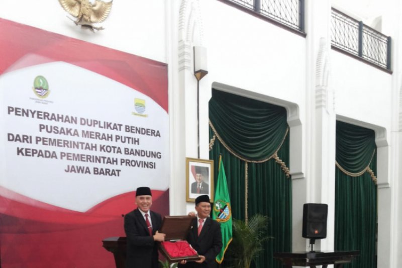 Bandung serahkan duplikat bendera pusaka ke Jabar