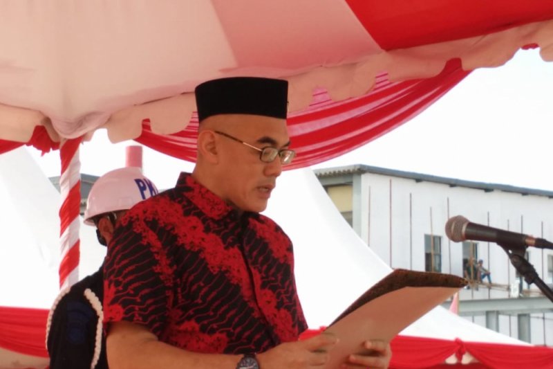 Pemuda kibarkan merah putih raksasa di tebing