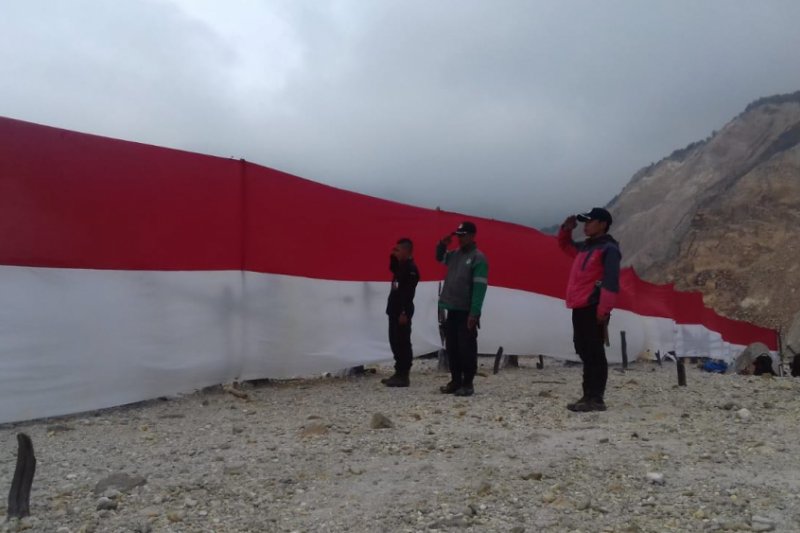 Bendera merah putih membentang di Hutan Mati