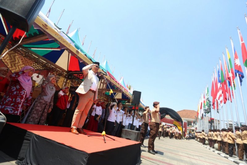 Ridwan Kamil pimpin upacara pengibaran bendera peserta AG