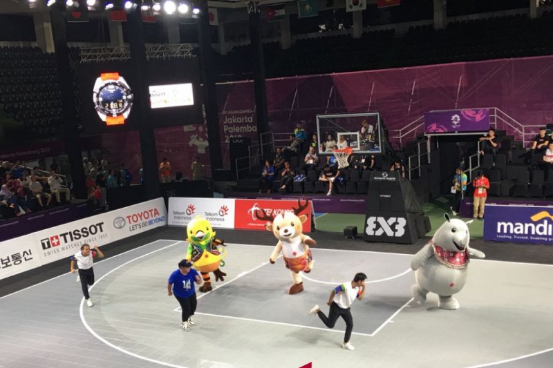 Maskot Asian Games hibur penonton di arena basket