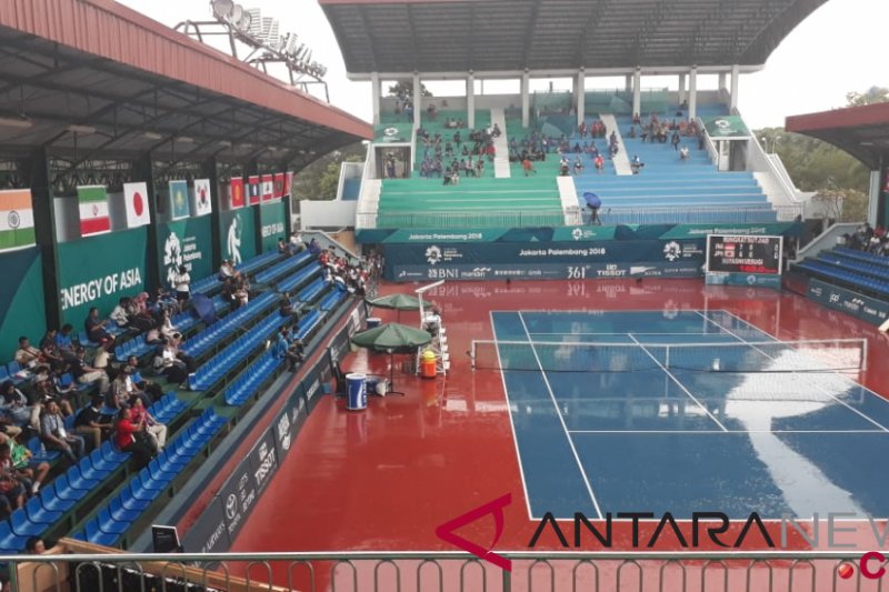 Hujan deras tunda pertandingan semifinal tenis ganda campuran