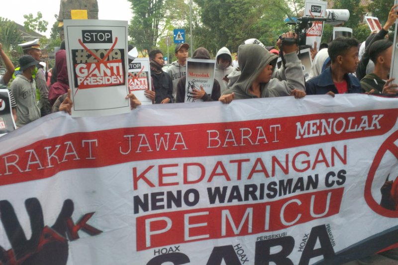 Massa tolak #gantipresiden2019 demo di Pusdai Jabar