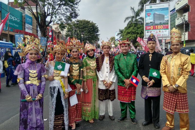 Siswa-siswi sekolah Bandarlampung dilibatkan dalam pawai Asian Games