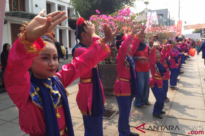 Ratusan pelajar SD menari sambut obor Asian Games