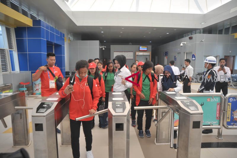 Atlet dan official Asian Games jajal LRT