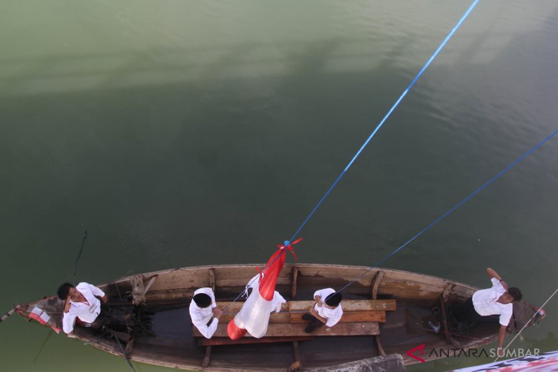 UPACARA BENDERA DI PERAHU