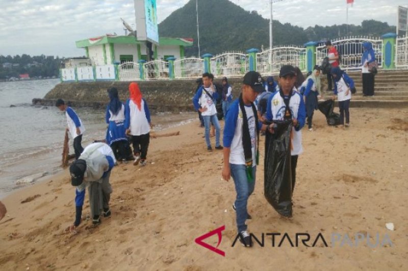 Peserta SMN Aceh bersih-bersih Pantai Dok II