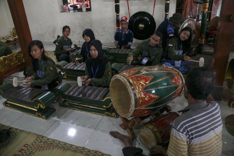 BUMN HADIR - SMN BERKUNJUNG DI SENTRA KERAJINAN GAMELAN