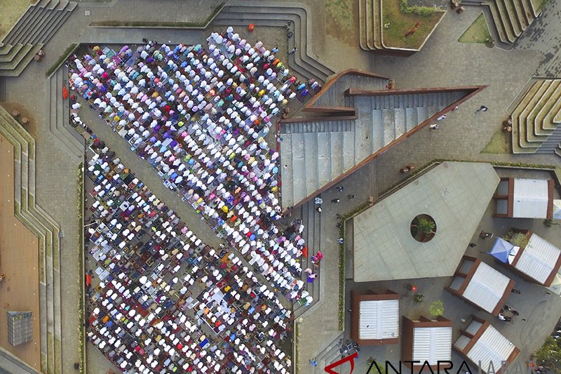 Salat Idul Adha di Alun-alun Cicendo