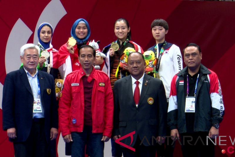 Presiden Jokowi kalungkan langsung emas pertama Indonesia kepada Defia