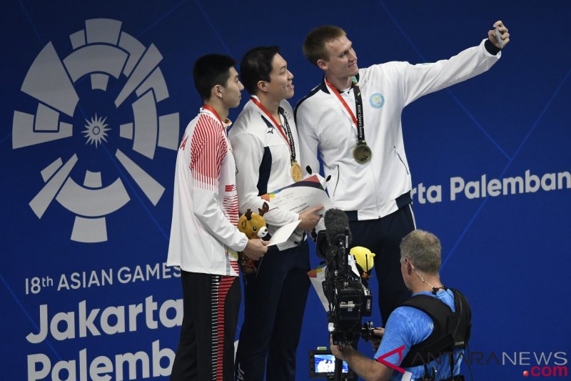 Dmitry Balandin ajak sesama peraih medali renang berswafoto