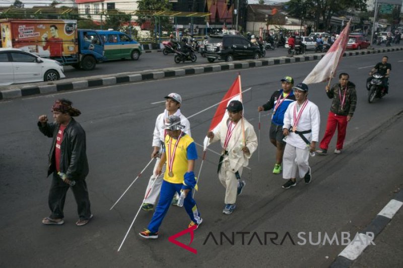 ATLET PARALIMPIK KEMBALIKAN MEDALI