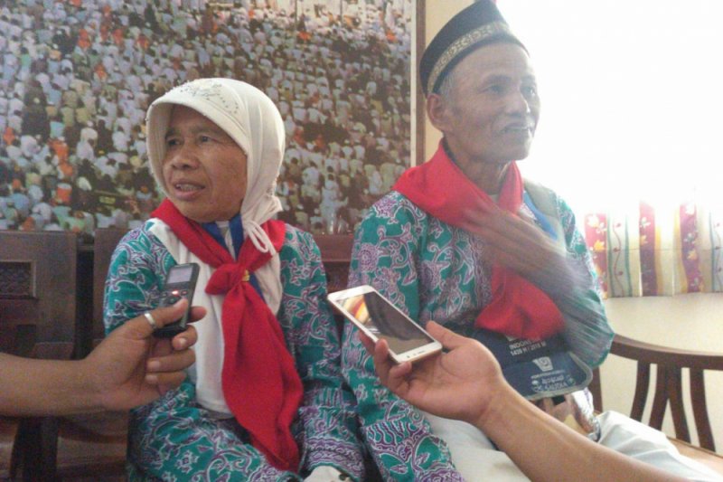 Setelah belasan tahun menambung pemulung berangkat haji