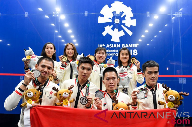 Squash Tim Putra Putri HongKong Menerima Medali
