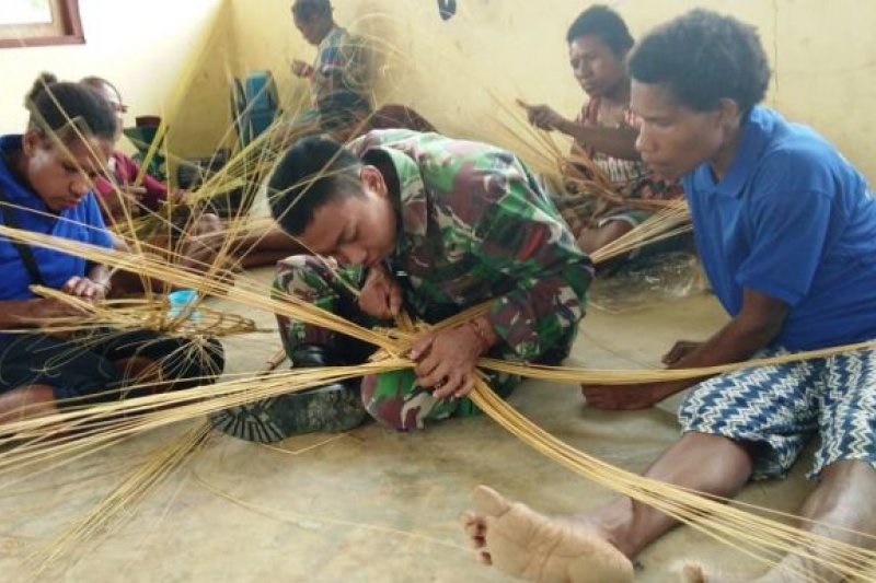 TNI latih Mama-mama Papua buat kerajinan