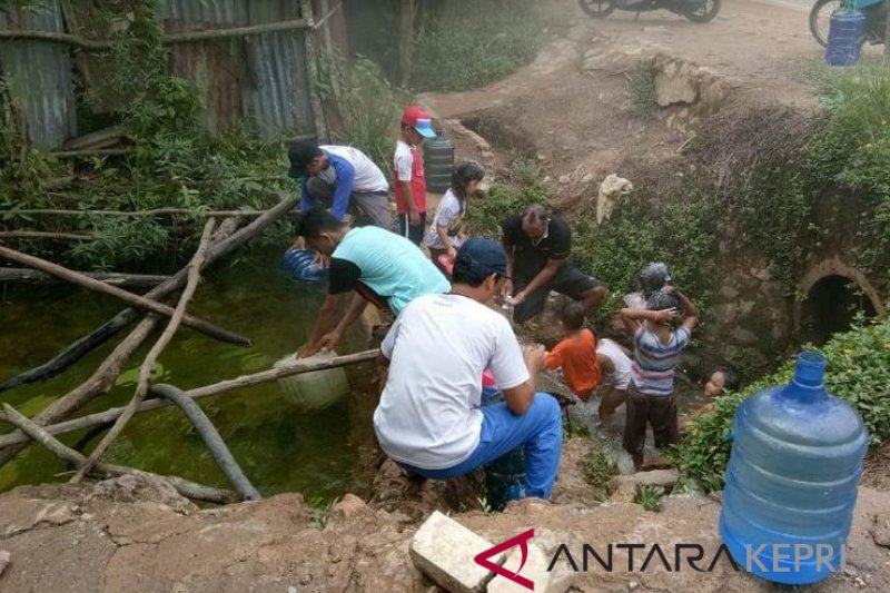 Warga Batam mandi di parit akibat pipa bocor