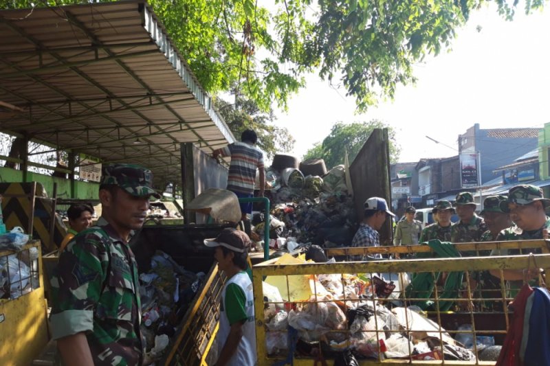 Sampah menumpuk Polresta-Kodim Cirebon turun tangan