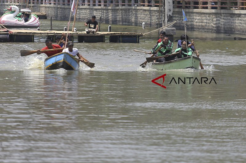 Lomba Balap Perahu Tradisional Antara News Jawa Barat