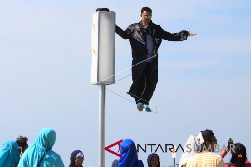 ATRAKSI PESULAP PANTAI ANCOL