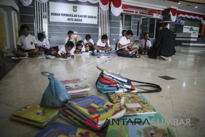 BELAJAR MENGAJAR DI LOBI GEDUNG DPRD BATAM