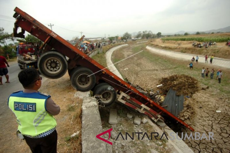 KECELAKAAN TRUK KONTAINER