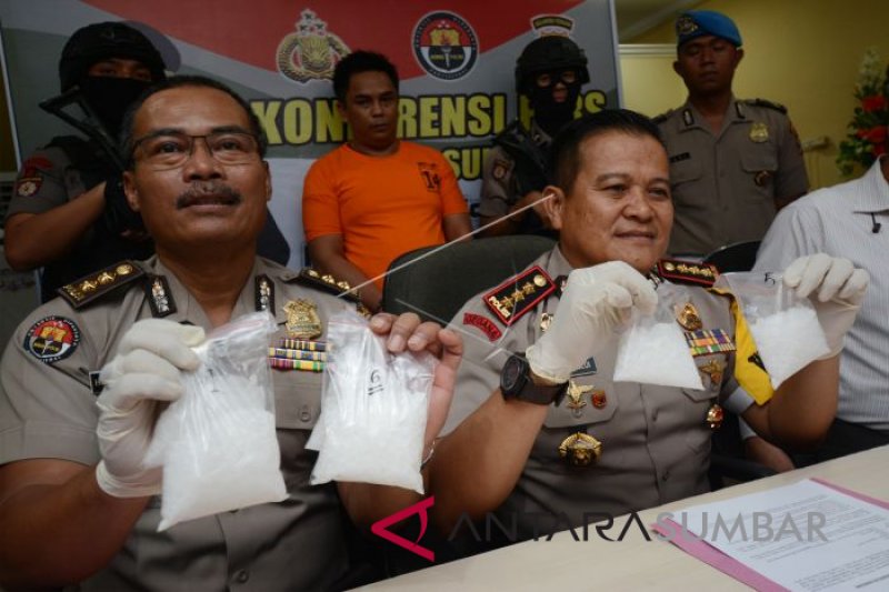 OKNUM POLISI JADI KURIR NARKOBA