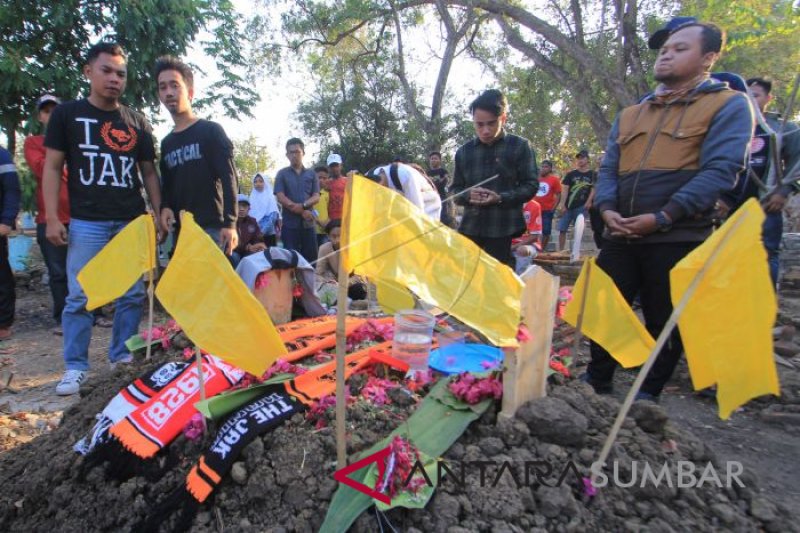 PEMAKAMAN SUPORTER PERSIJA