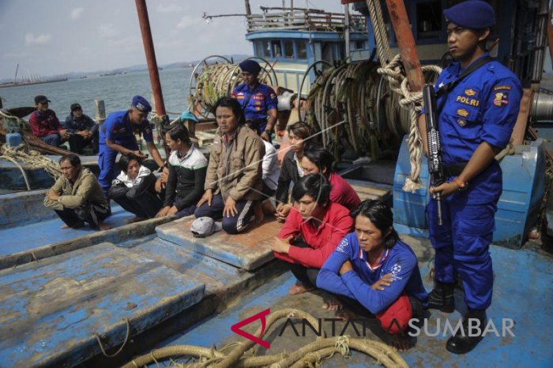 PENANGKAPAN KAPAL NELAYAN ILEGAL