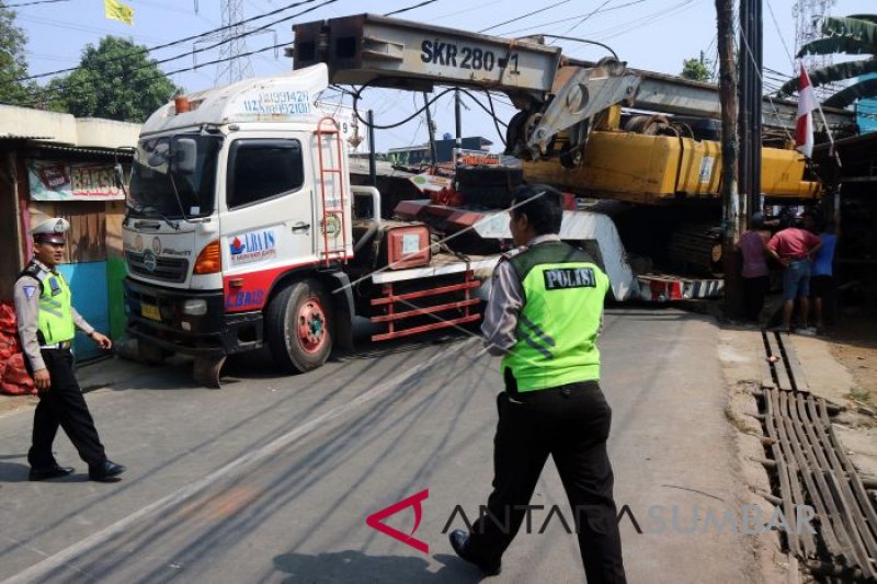 TRUK PEMBAWA ALAT BERAT TERPEROSOK