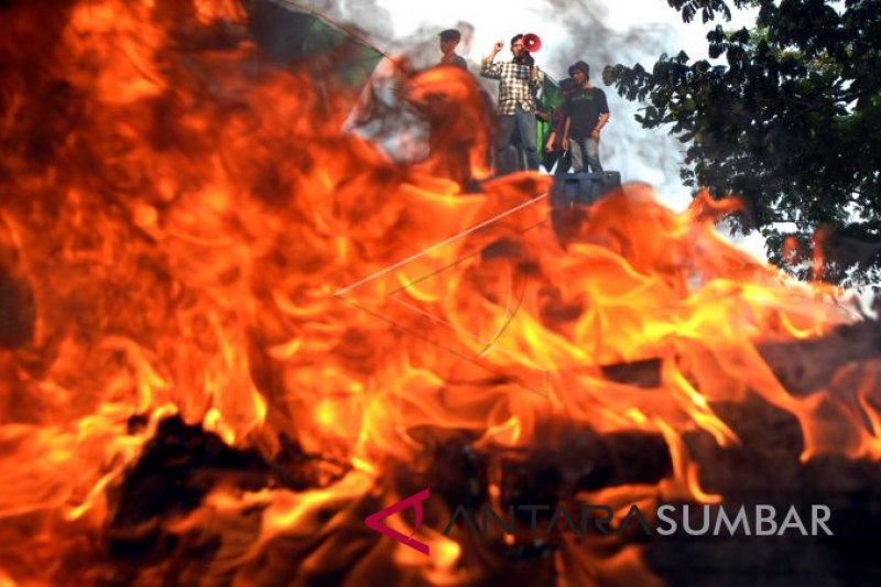 UNJUK RASA PELEMAHAN NILAI TUKAR RUPIAH