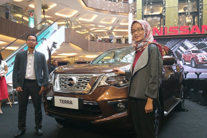 Hitam Putih warna favorit konsumen Nissan Terra