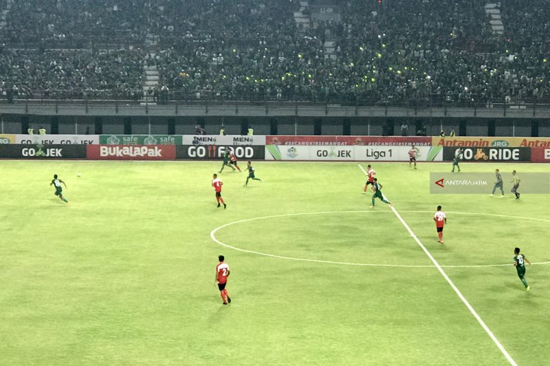 Osvaldo Haay Cetak Trigol Saat Persebaya Bekuk Madura United 4-0 ...